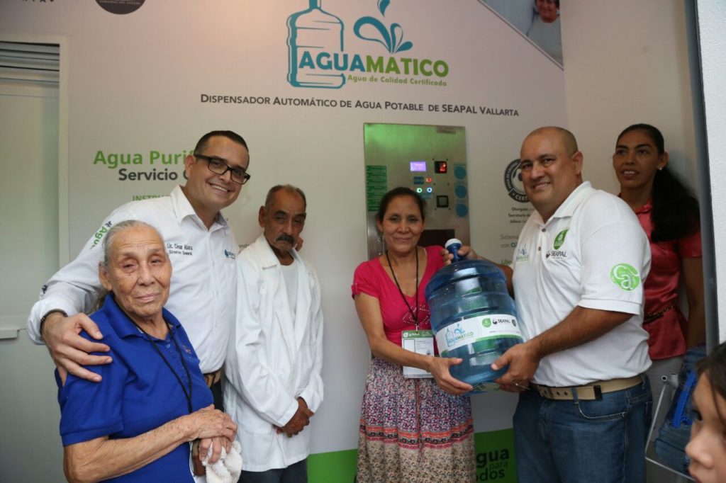 Lleva Abarca un nuevo apoyo a Mismaloya con los Aguamáticos