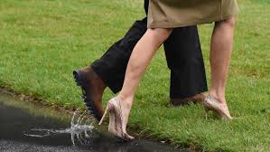 ¿Qué dice de Melania Trump su insistencia en ir por segunda vez a la inundada Texas usando tacones?