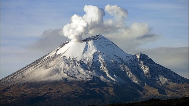 Popocatépetl registra dos explosiones este sábado