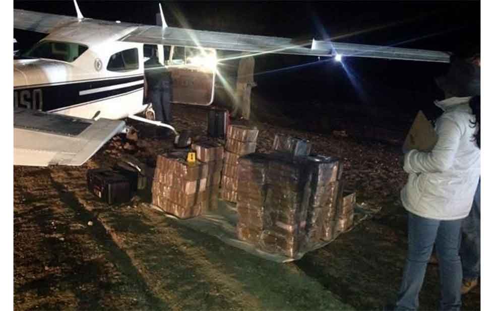 Aterriza 'narcoavioneta' con 50 millones de pesos en cocaína