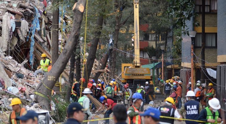 Reportan dos personas atrapadas en Tlalpan y Taxqueña