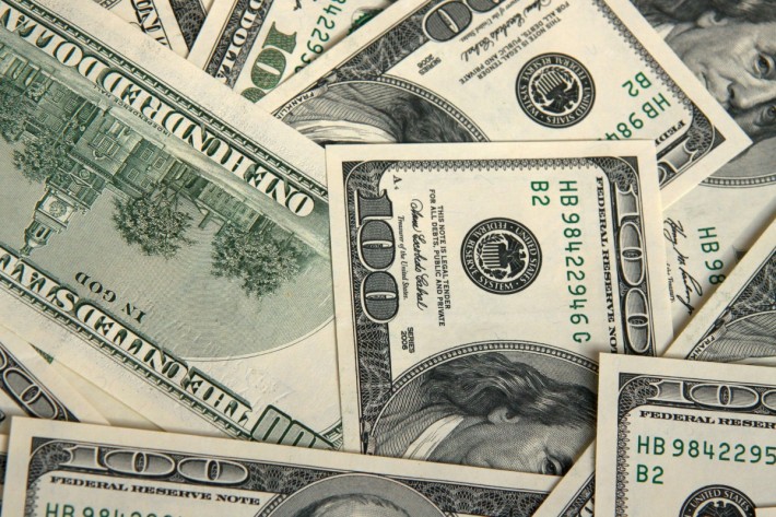 Dólar se oferta hasta en $18.11 en bancos