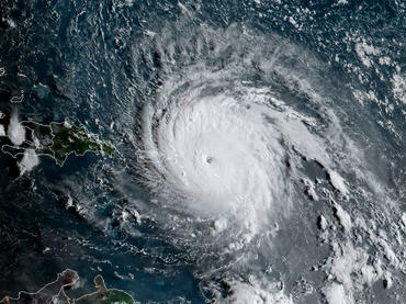 'Irma' toca tierra en Barbuda y avanza por el Caribe