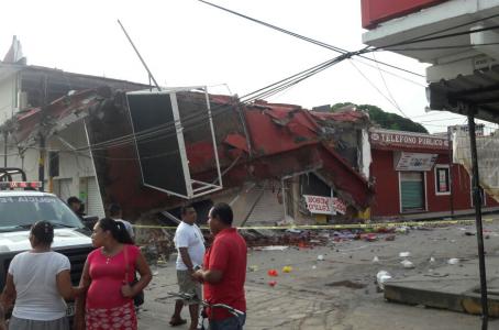 Al menos 12 viviendas y un puente se desplomaron en Oaxaca