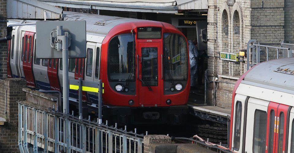 Londres bajo ataque: bomba casera explota en vagón del metro de Londres y deja 22 heridos