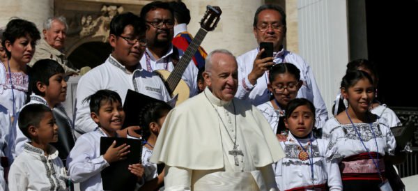 El Papa reza por México, junto con niños
