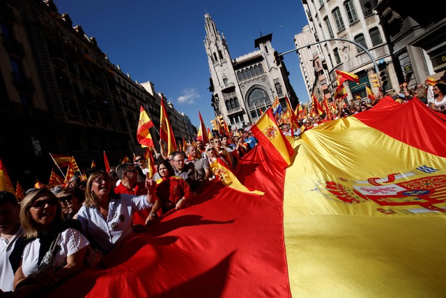 Miles marchan contra la independencia catalana