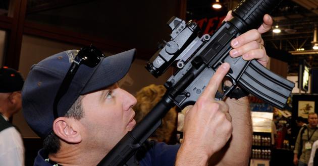 Vendedores de armas temen restricciones tras tiroteo