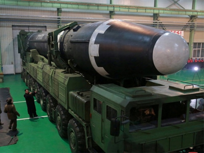 Corea del Norte presume su nuevo misil balístico