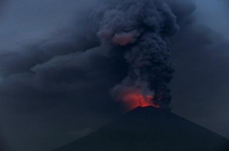 Indonesia ordena evacuar tras elevar nivel de alerta por volcán en Bali