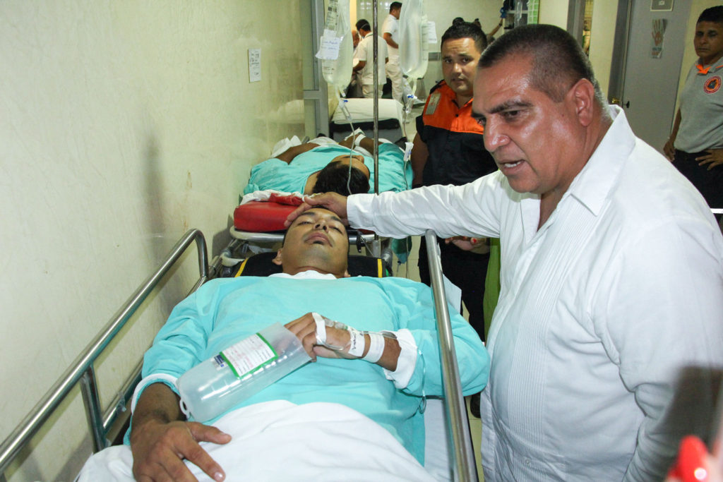 Arturo Dávalos visitó a los bomberos lesionados