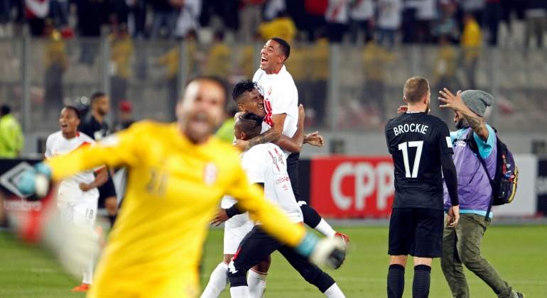 Perú gana 2-0 a Nueva Zelanda y clasifica a un Mundial después de 36 años
