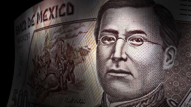 El peso mexicano avanza a un año de la elección en EU que ganó Trump