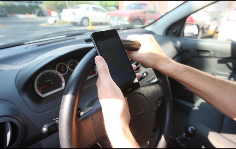 Aumentarán multas por usar celular al manejar