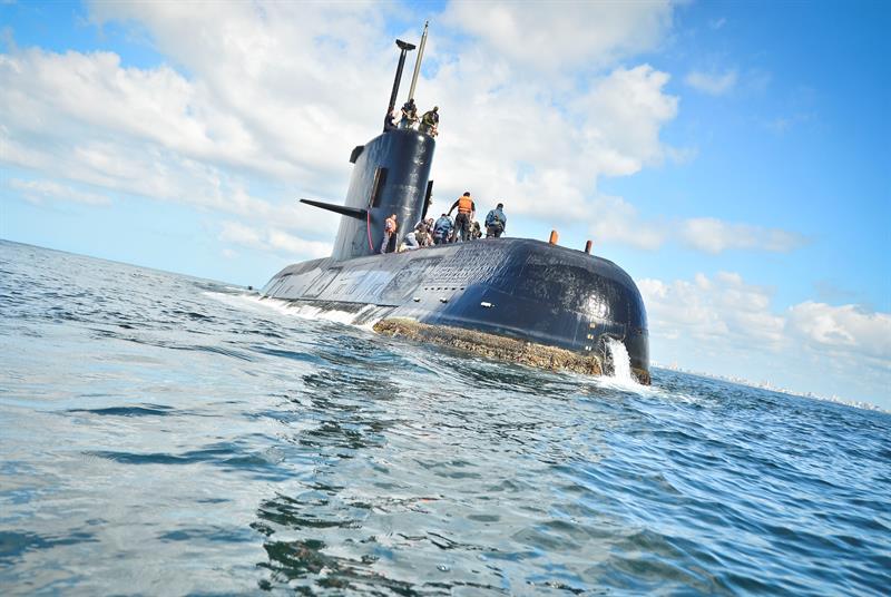 Submarino desaparecido en Argentina reportó una avería, dice oficial militar
