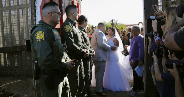 Permiten boda en valla de frontera EE.UU.- México; el novio es narcotraficante