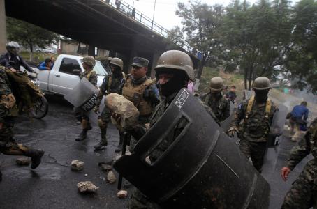 Opositores y militares chocan tras victoria del presidente de Honduras