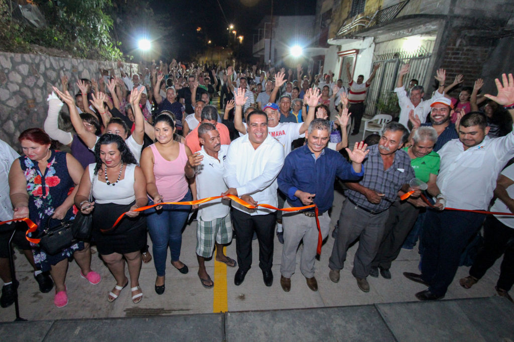 Termina Dávalos con 30 años de espera de la calle Puerto Ángel