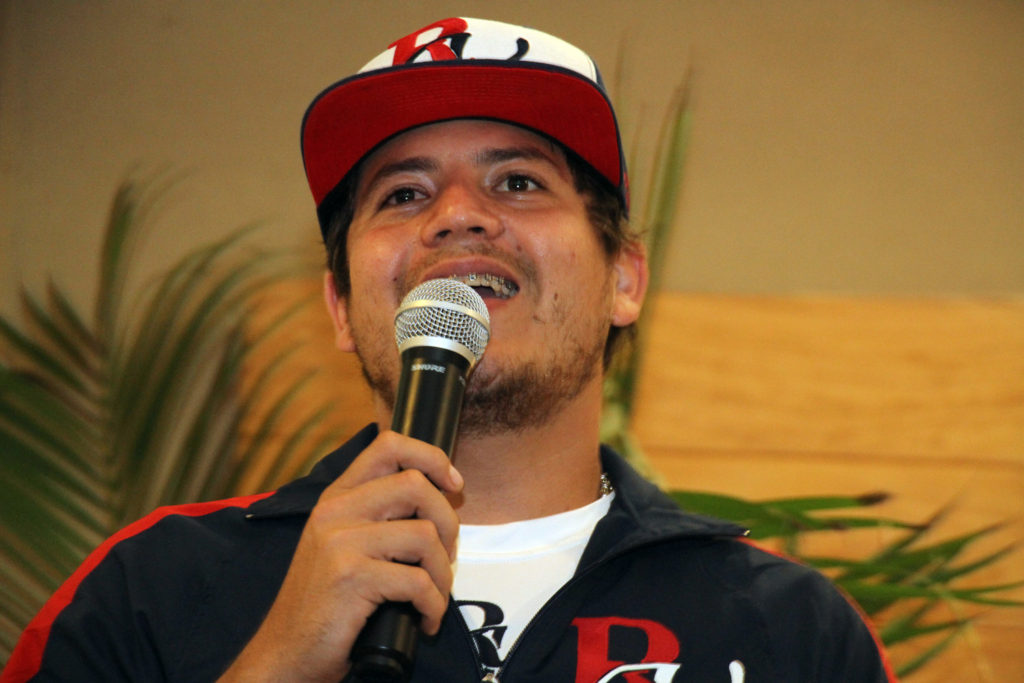 Remmy Valenzuela visita Vallarta y libera crías de tortuga marina