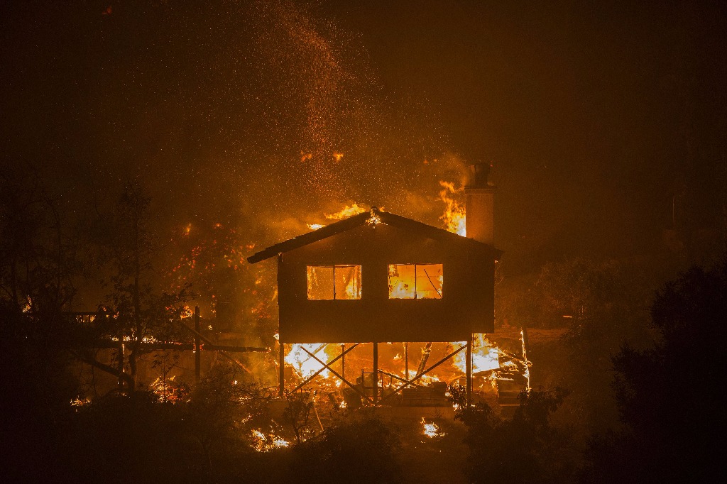 Combaten seis focos de incendios en California