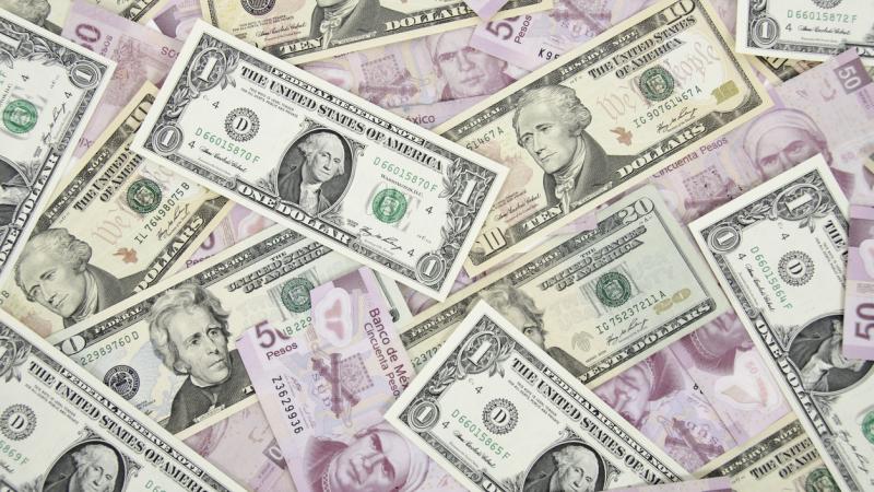 México vende 500 MDD en coberturas cambiarias para apuntalar al peso