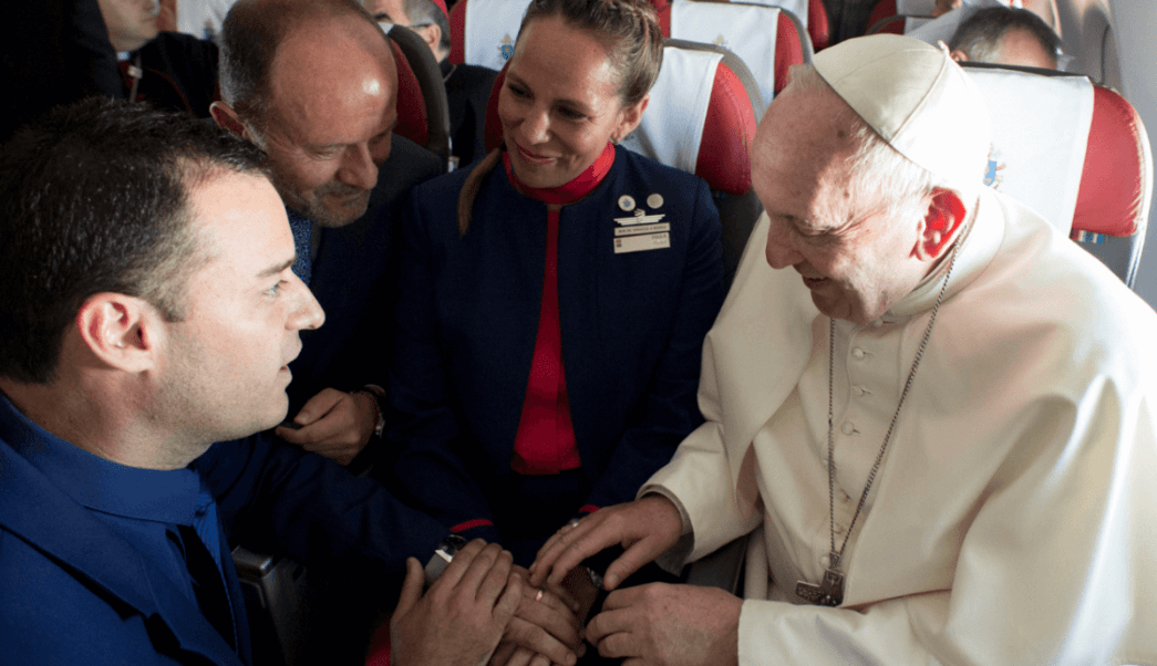 El papa defiende su decisión de celebrar una boda en pleno vuelo sobre Chile