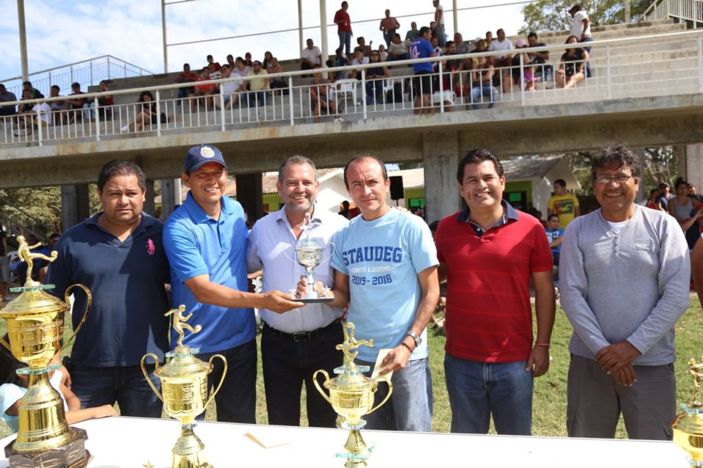 Premia Andrés González a Campeones del Torneo Interdependencias