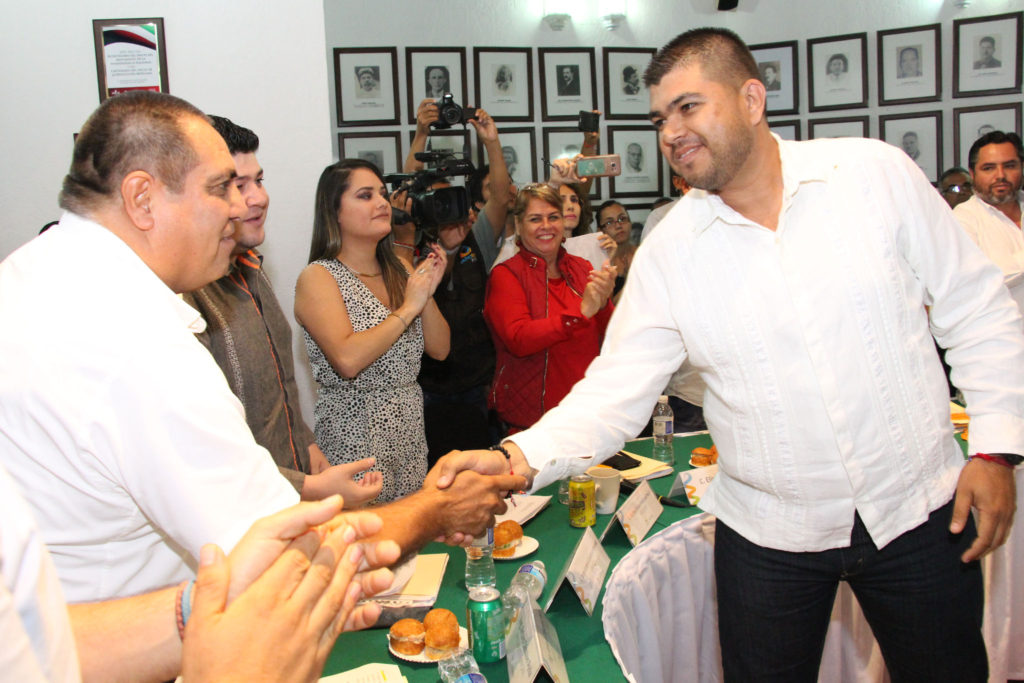 Arturo Dávalos formaliza su solicitud de licencia como alcalde