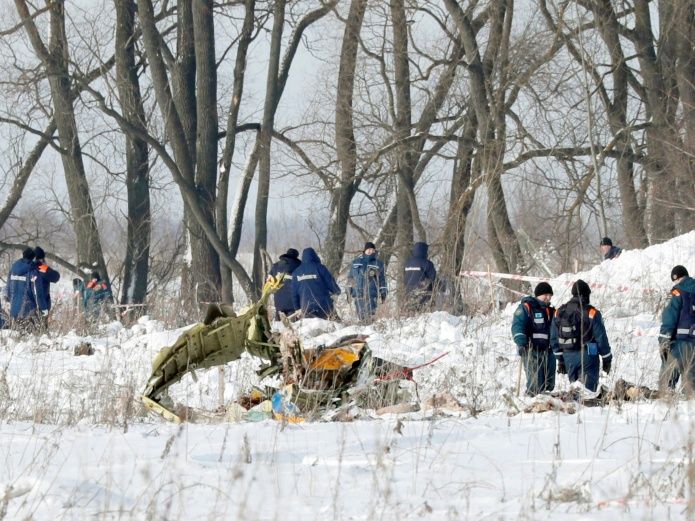 Nieve dificulta hallar cadáveres tras caída de avión en Rusia