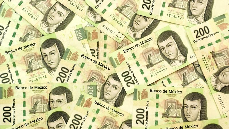El peso mexicano opera a la baja en feriado de EU