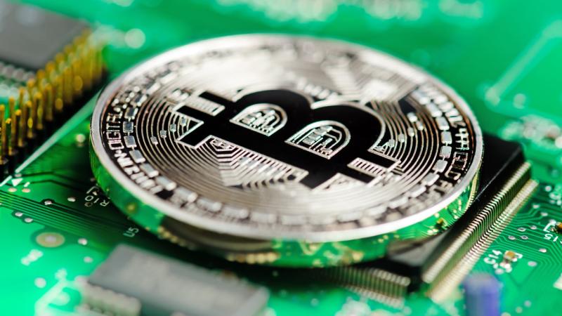 La presión regulatoria tumba al Bitcoin a menor nivel en casi un mes