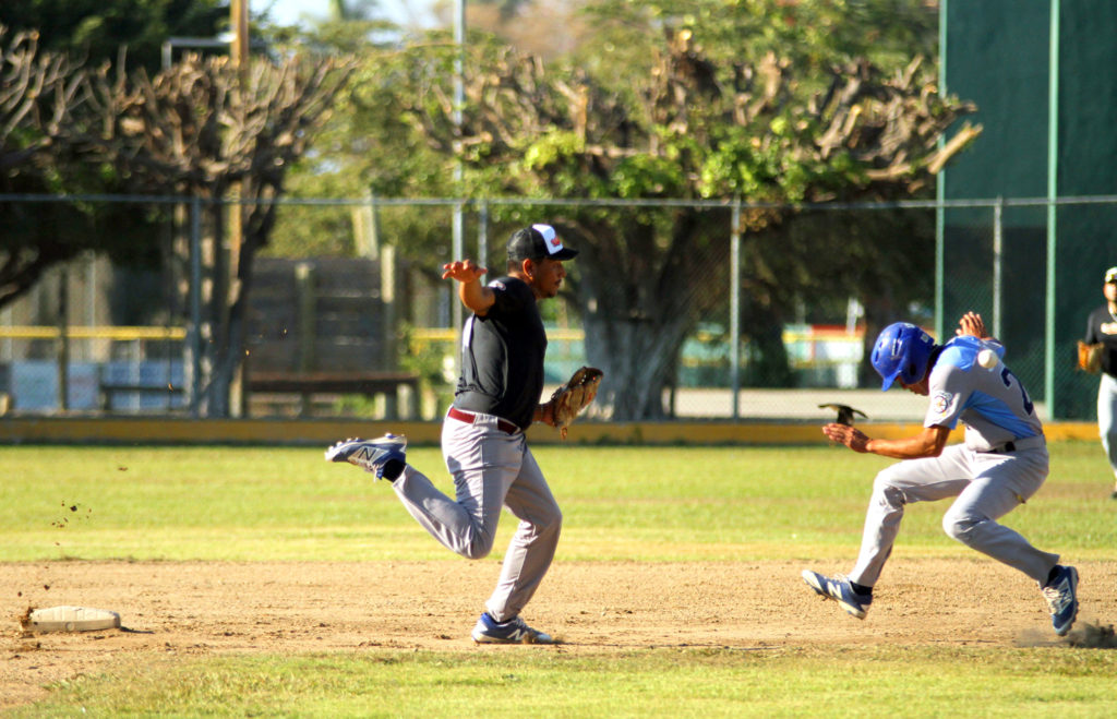 Extraordinario juego de beisbol por el Centenario de Puerto Vallarta entre locales y SEMAR