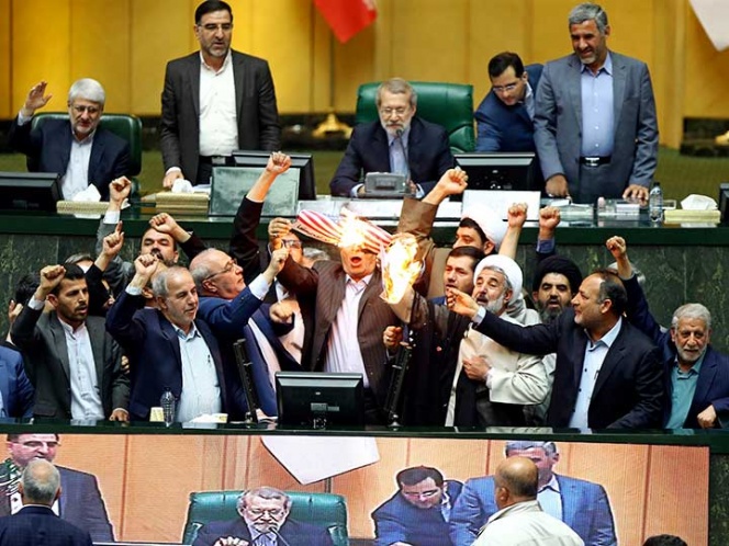 Queman bandera de EU en Parlamento de Irán