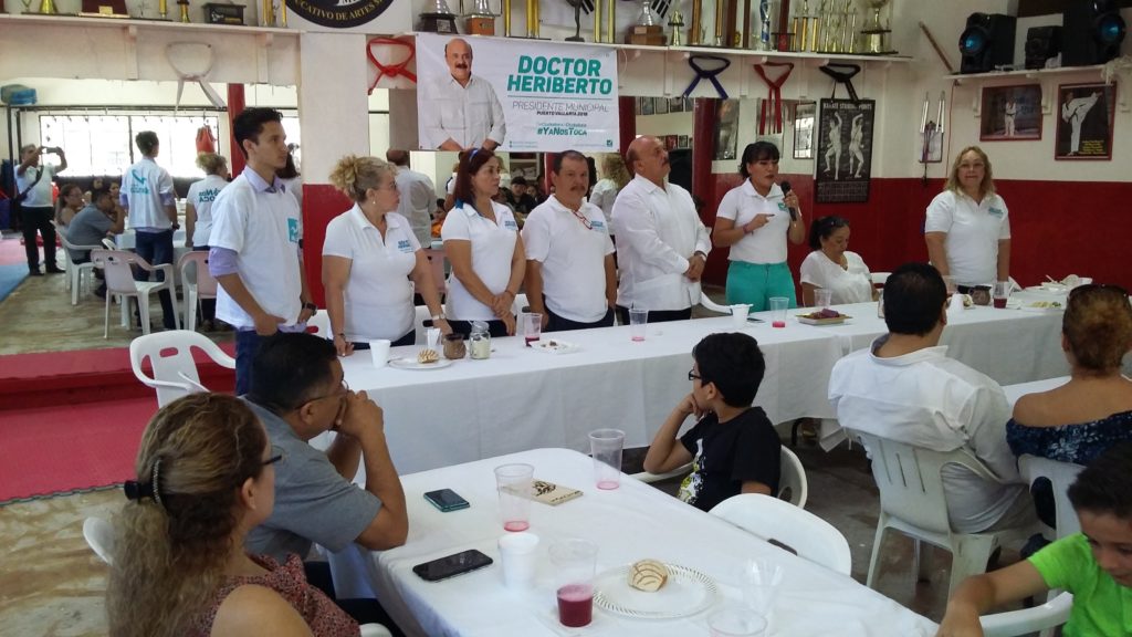 Heriberto Sánchez habla con familias de Palmar de Aramara