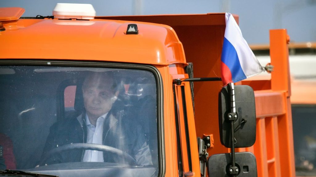 Putin conduce camión para inaugurar puente a Crimea