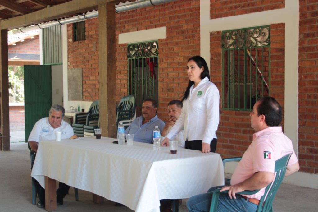 En El Jorullo, Terestia Marmolejo recibió apoyo de representantes ejidales