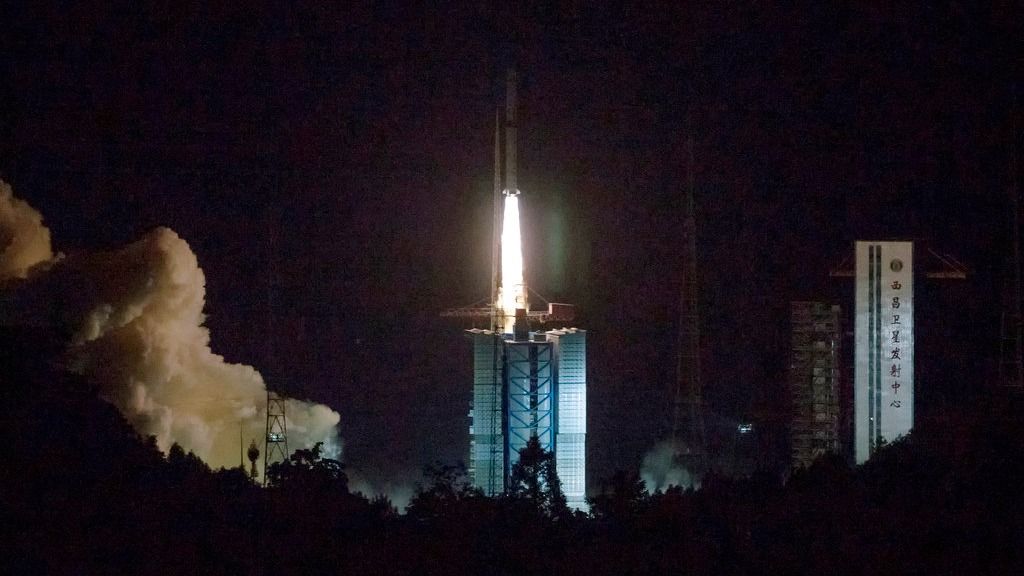 China lanza satélite para explorar la 'cara oculta' de la Luna