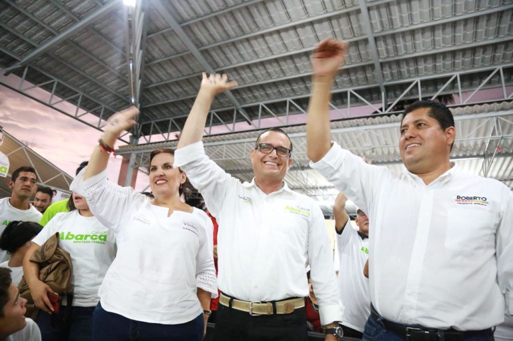 Tienen Roberto González, César Abarca y Violeta Becerra, multitudinario cierre de campaña