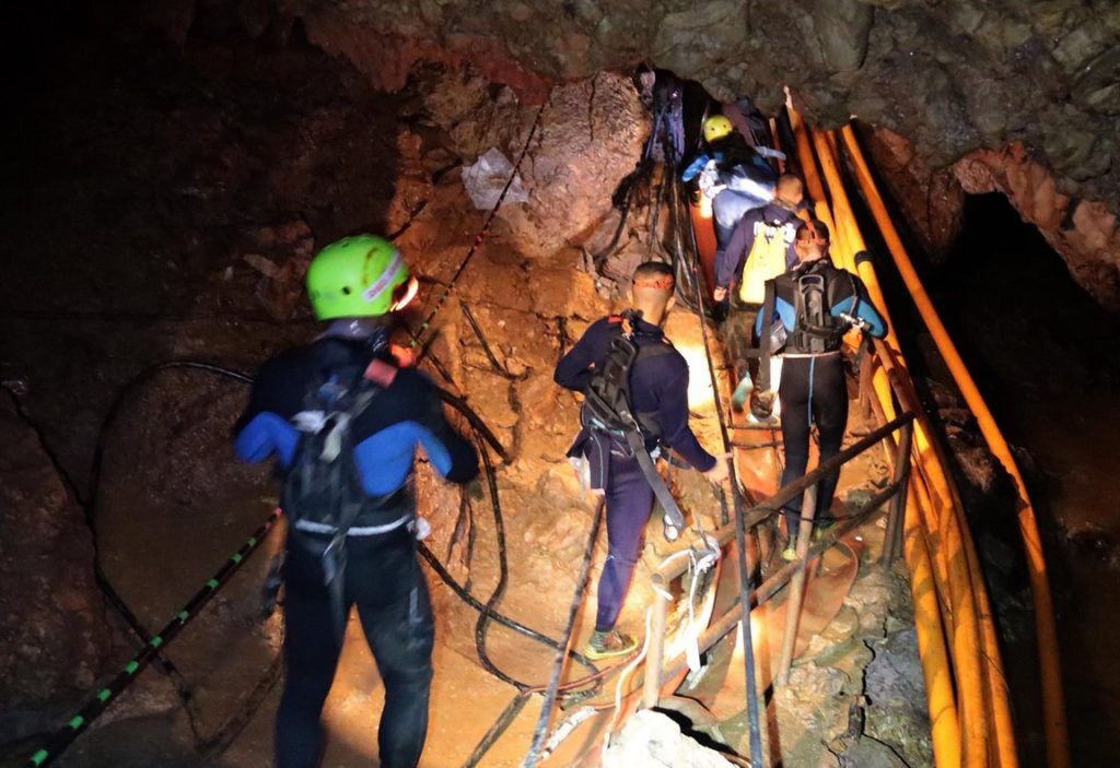 Rescate en Tailandia: ocho niños siguen atrapados en una cueva