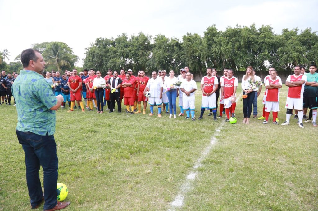 Inaugura Andrés el XX Torneo Interno de Futbol de Seapal Vallarta