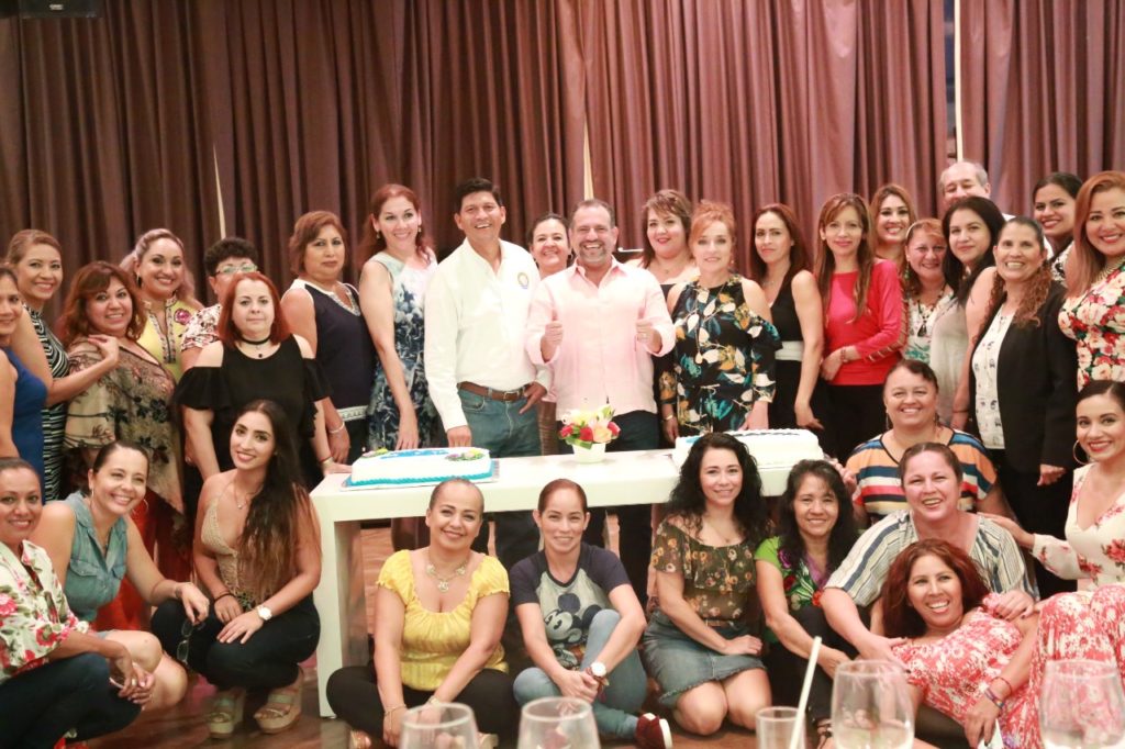 Celebra Andrés a las secretarias de Seapal Vallarta