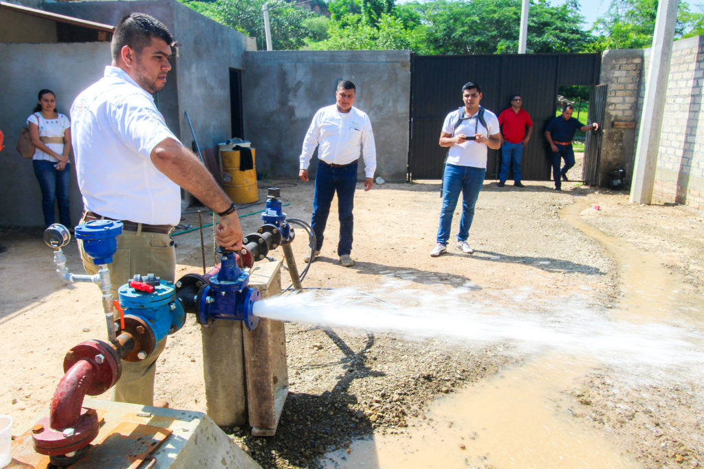Supervisa alcalde sistema de agua potable en la zona rural