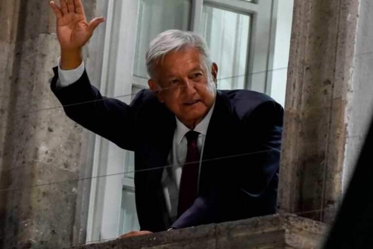 López Obrador levanta la mano para probarse vacuna rusa