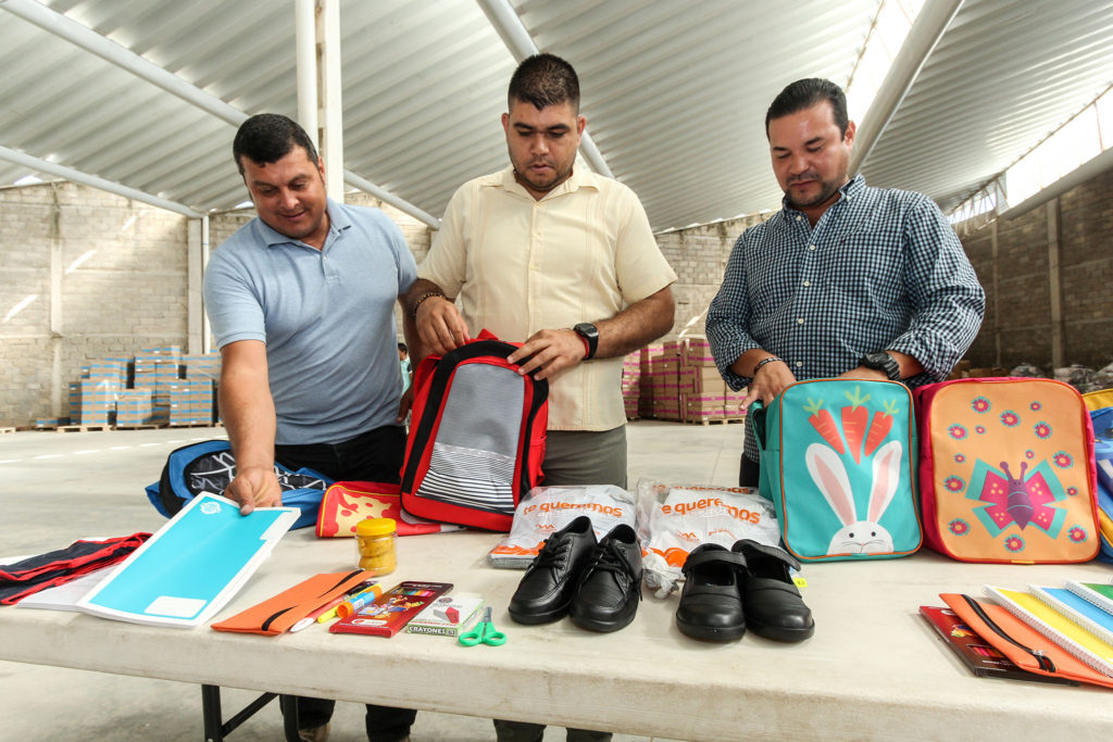 Alistan entrega de mochilas, útiles, uniformes y zapatos