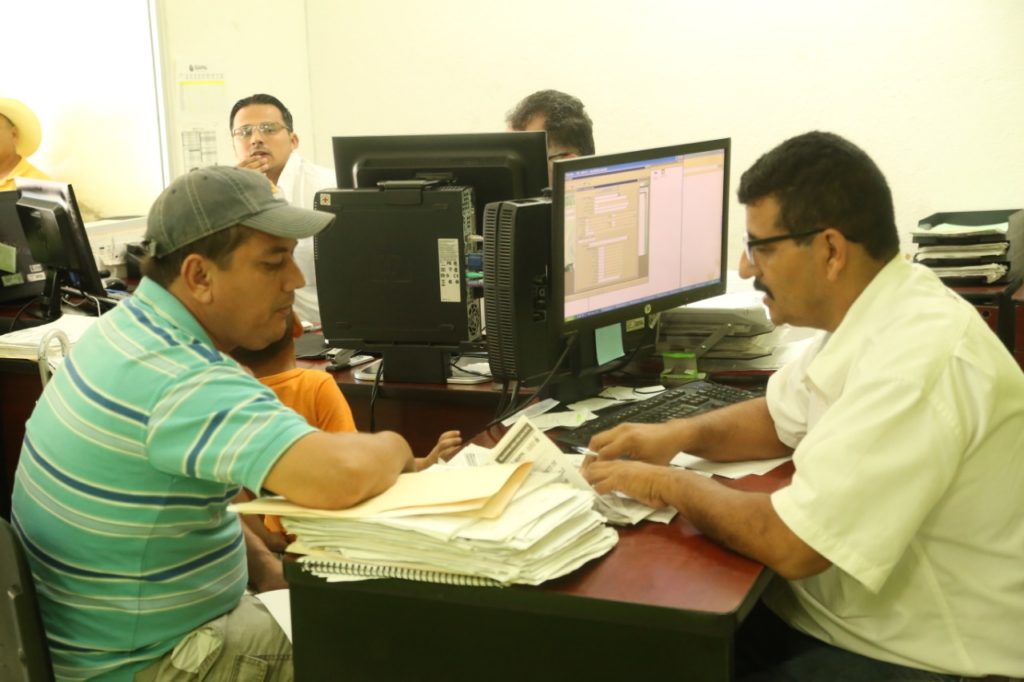 Agradecen usuarios a Andrés González atención de SEAPAL