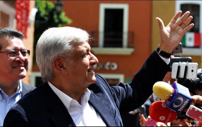 Surge polémica por beso de López Obrador a una reportera