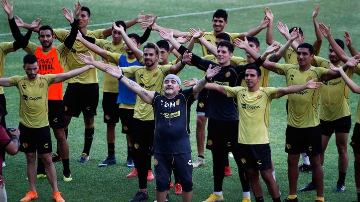 Espectacular ambiente en el primer entrenamiento de Maradona con Dorados