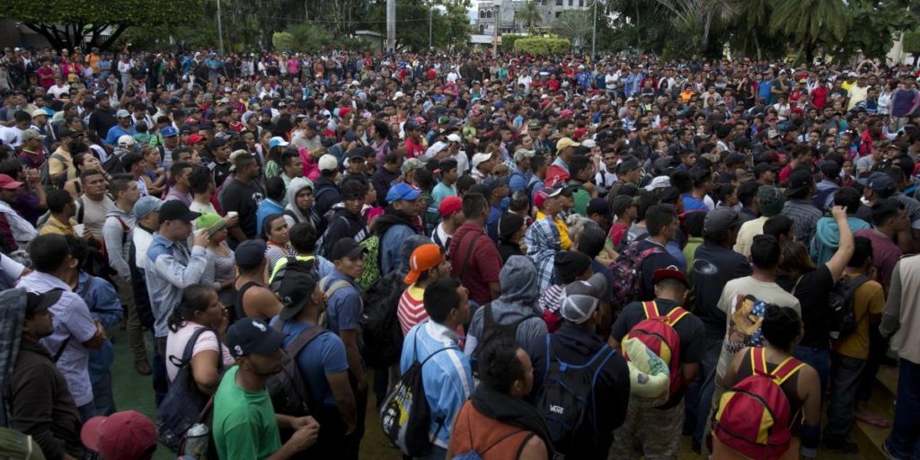 Migrantes rompen cerco fronterizo en Guatemala e ingresan a México