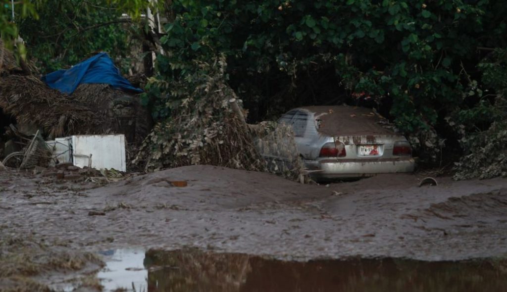 Comunidades en Nayarit aún están cubiertas de lodo por huracán Willa