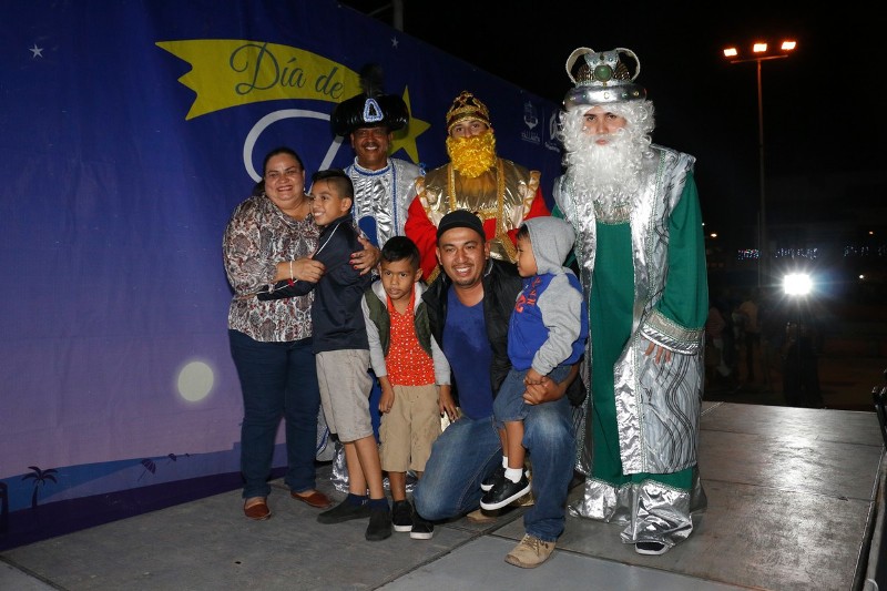 Reparten Reyes Magos alegría y diversión en Las Juntas y Pitillal